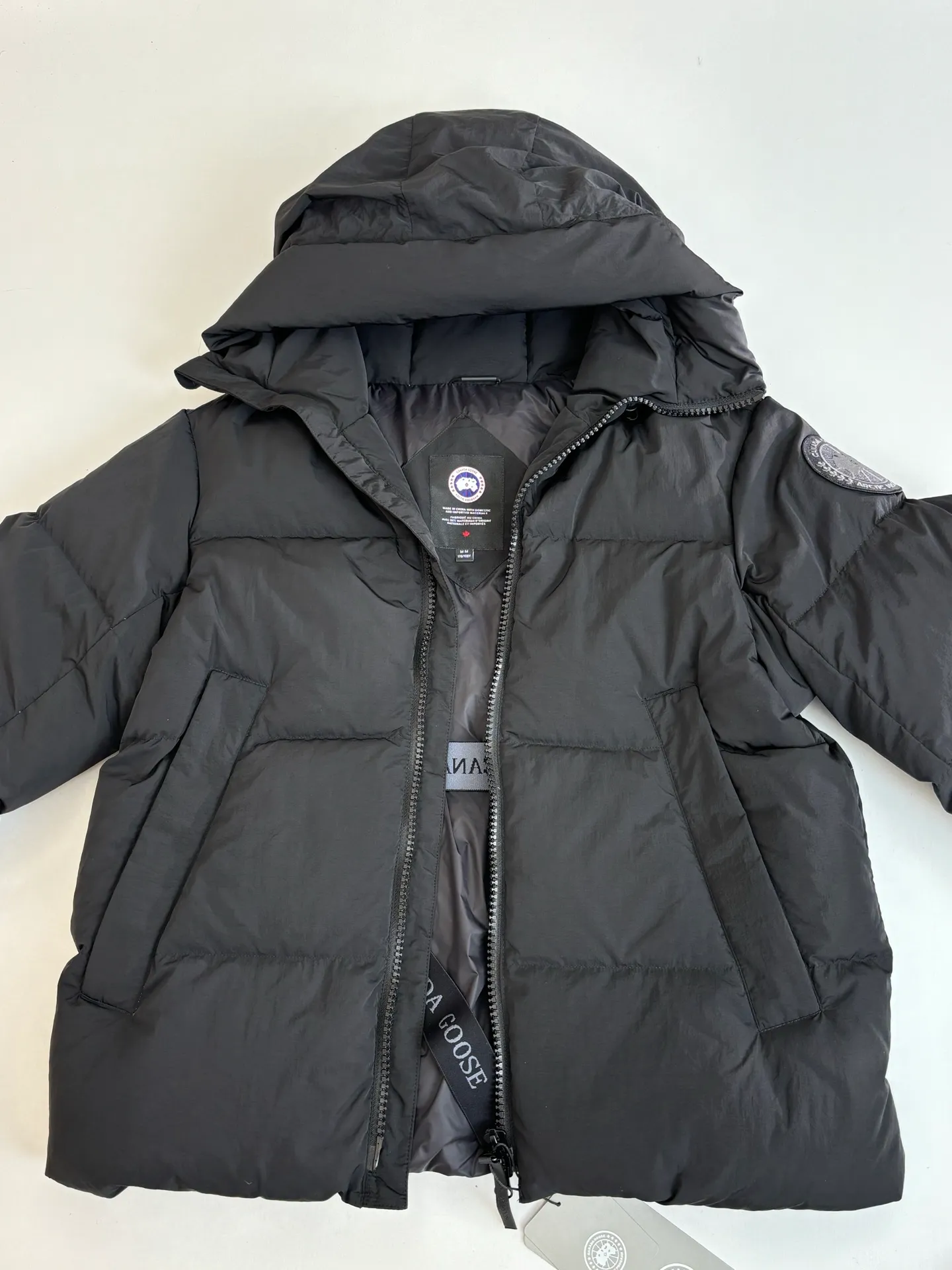 P1010 Canada Goos*/Big Goose Rubber Label Matte Down Jacket The fabric is made of high-quality protective nylon fabric, 90 national standard high-quality white duck down: selected high-fill power velvet, light and warm, with excellent temperature locking performance and good resilience. Three-dimensional quilting technology and precision thread reinforcement prevent lint from being drilled and ensure that the fluffy and resilient elasticity lasts like new.  Size：S/M/L/XL